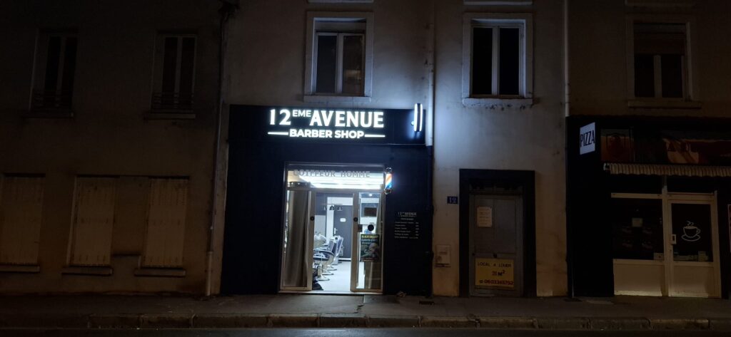 Enseigne lumineuse sur mesure – Barbershop