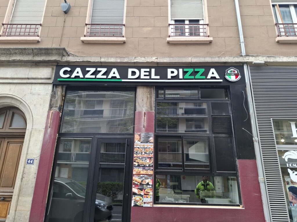 Enseigne lumineuse sur mesure – Cazza del Pizza