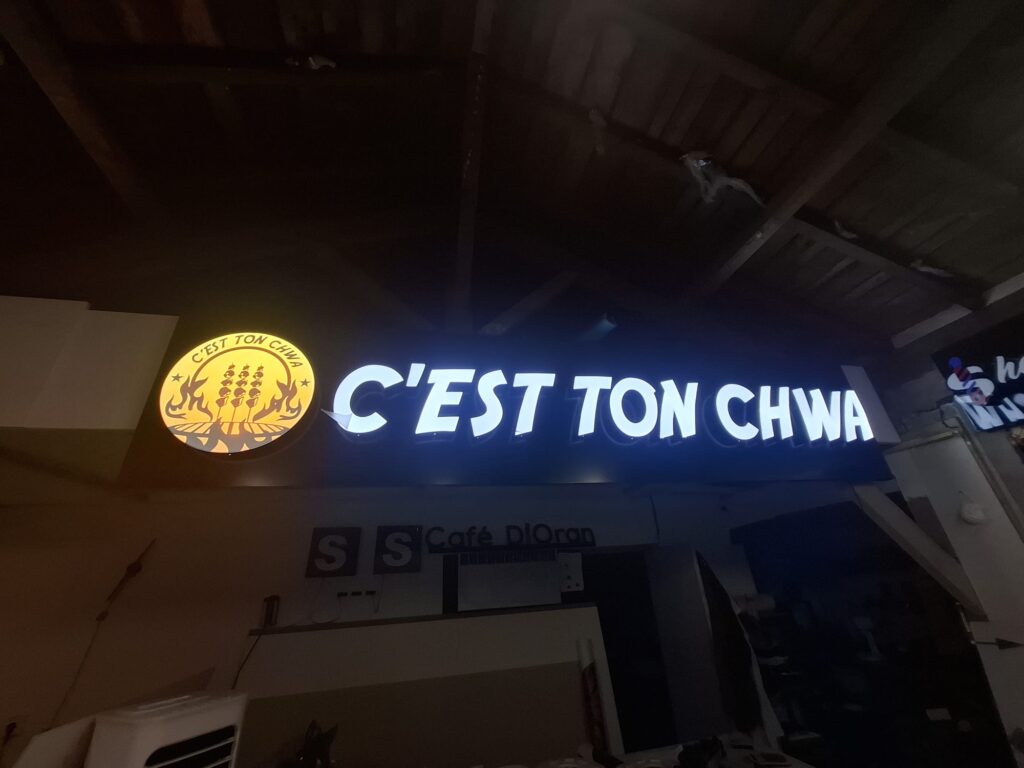 Enseigne lumineuse sur mesure – Chwa