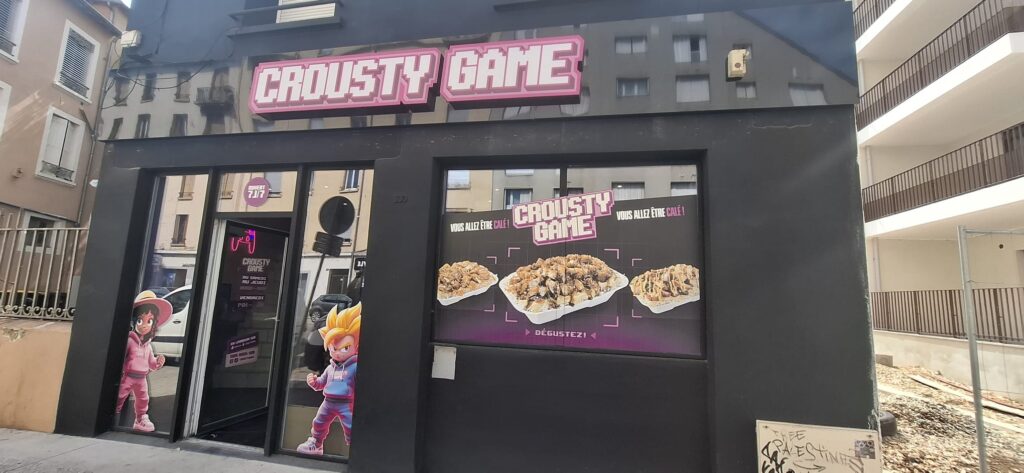 Enseigne, vitrophanie et habillage mural sur mesure – Crousty Game