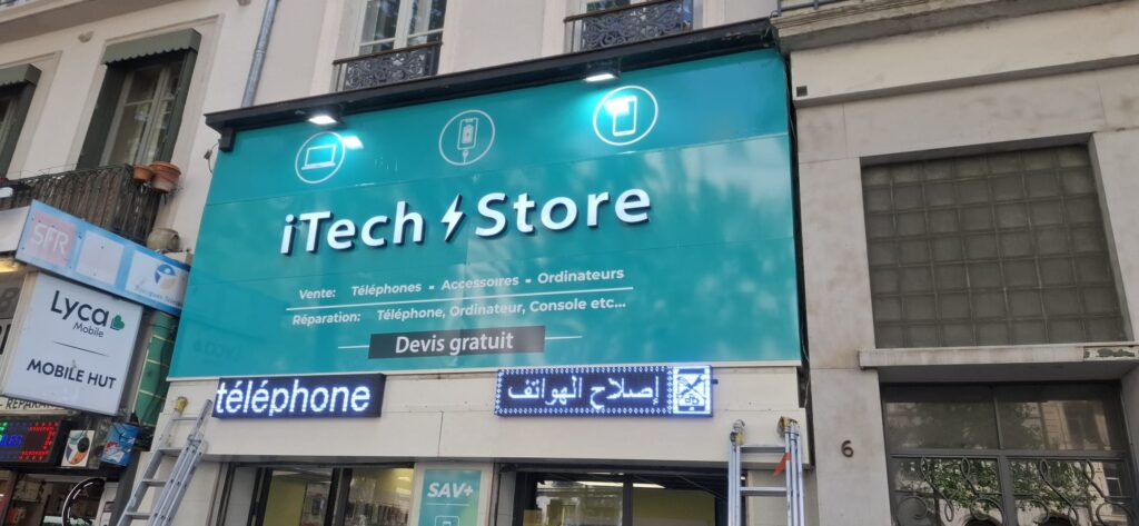 Enseigne lumineuse et habillage de façade – iTech Store - photo 2 | Deco Maker, Saint-Priest (Lyon)