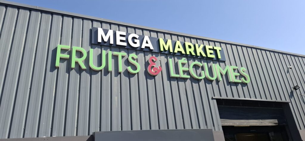 Lettres 3D grand format et enseigne sur bardage – Mega Market