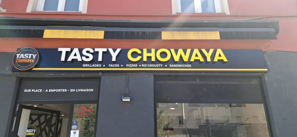 Enseigne lumineuse et habillage intérieur – Tasty Chowaya