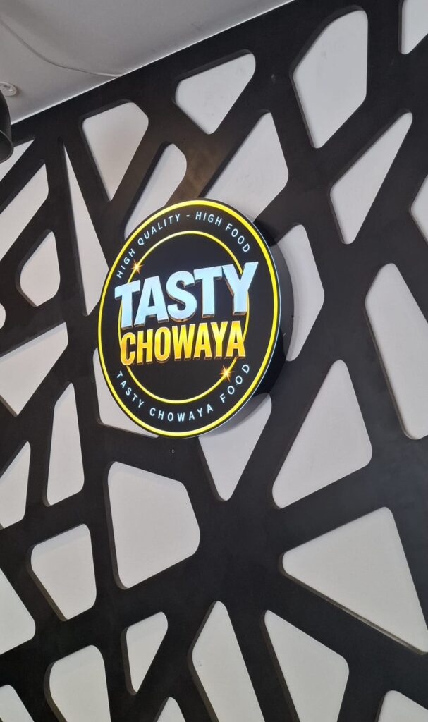 Enseigne lumineuse et habillage intérieur – Tasty Chowaya - photo 2 | Deco Maker, Saint-Priest (Lyon)