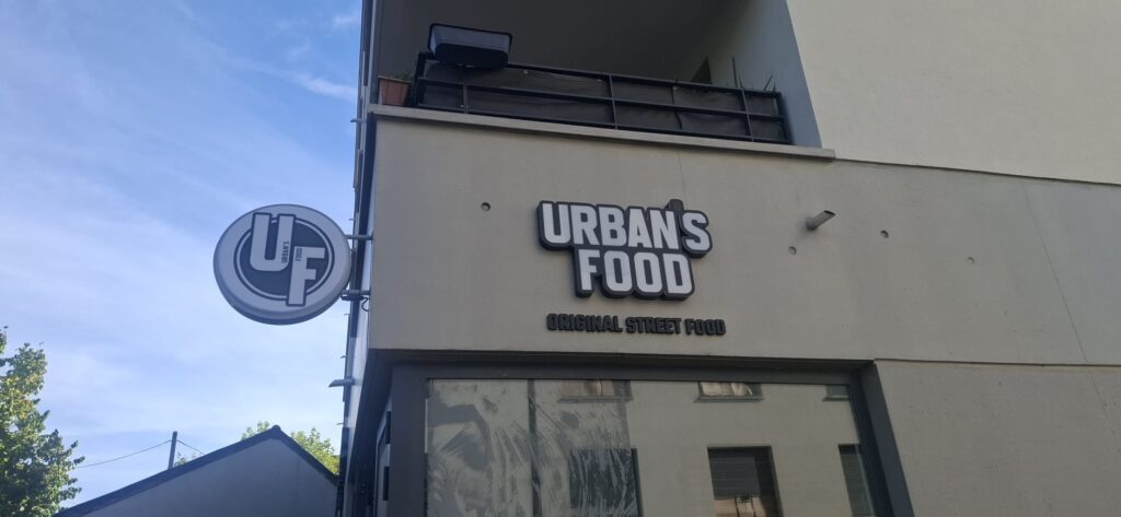 Lettres en relief et caisson drapeau – Urban’s Food