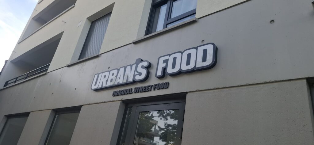Lettres en relief et caisson drapeau – Urban's Food - photo 2 | Deco Maker, Saint-Priest (Lyon)